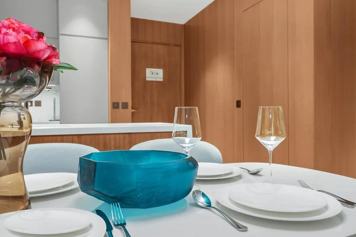 First Class 2Br Chic Downtown Escape Apartment Dubai